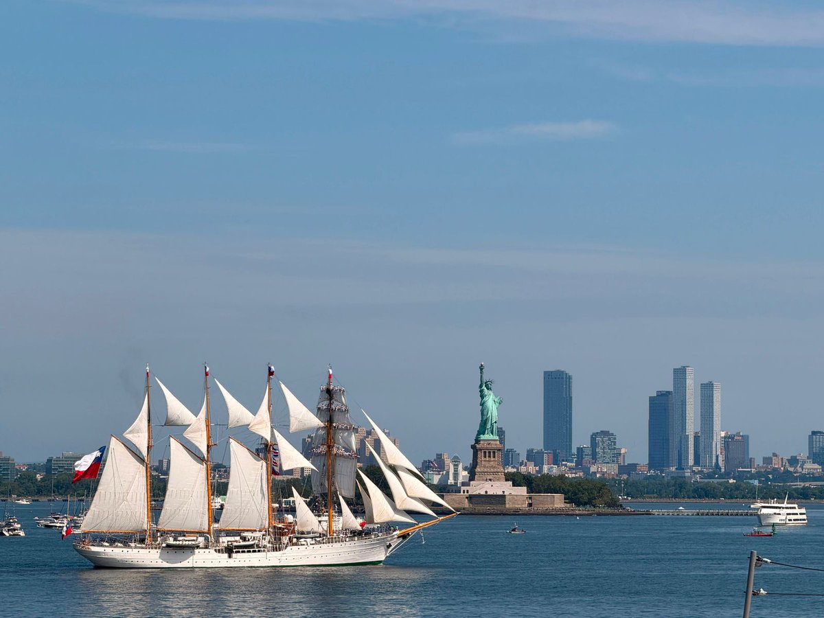 Minrel_Chile's tweet photo. ¡Chile celebra a EEUU al bordo de la Esmeralda! 🇨🇱🇺🇸🚢 
El canciller Pérez Mackenna asistió a la conmemoración de los 250 años de la independencia de Estados Unidos en la Dama Blanca, que fue parte de un desfile naval con veleros de todo el mundo en el Río Hudson de Nueva York. https://t.co/ViR0iyjUnX