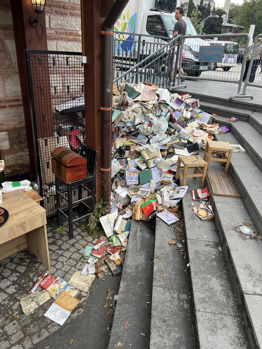 fikriakyuz99's tweet photo. Bugün Üsküdar Sahaflar Çarşısındaydım.

Mazgallar tıkanmış, seli önleyecek bir set yok.

Binlerce kitap sular altında kaldı.

Sahaf, kültür dünyasının taşıyıcı kolonları olan bir meslek erbabıdır.

Kayıplarını telafi edecek bir yönetici ya da babayiğit çıkmadı mı? https://t.co/Dnnf7ole4T