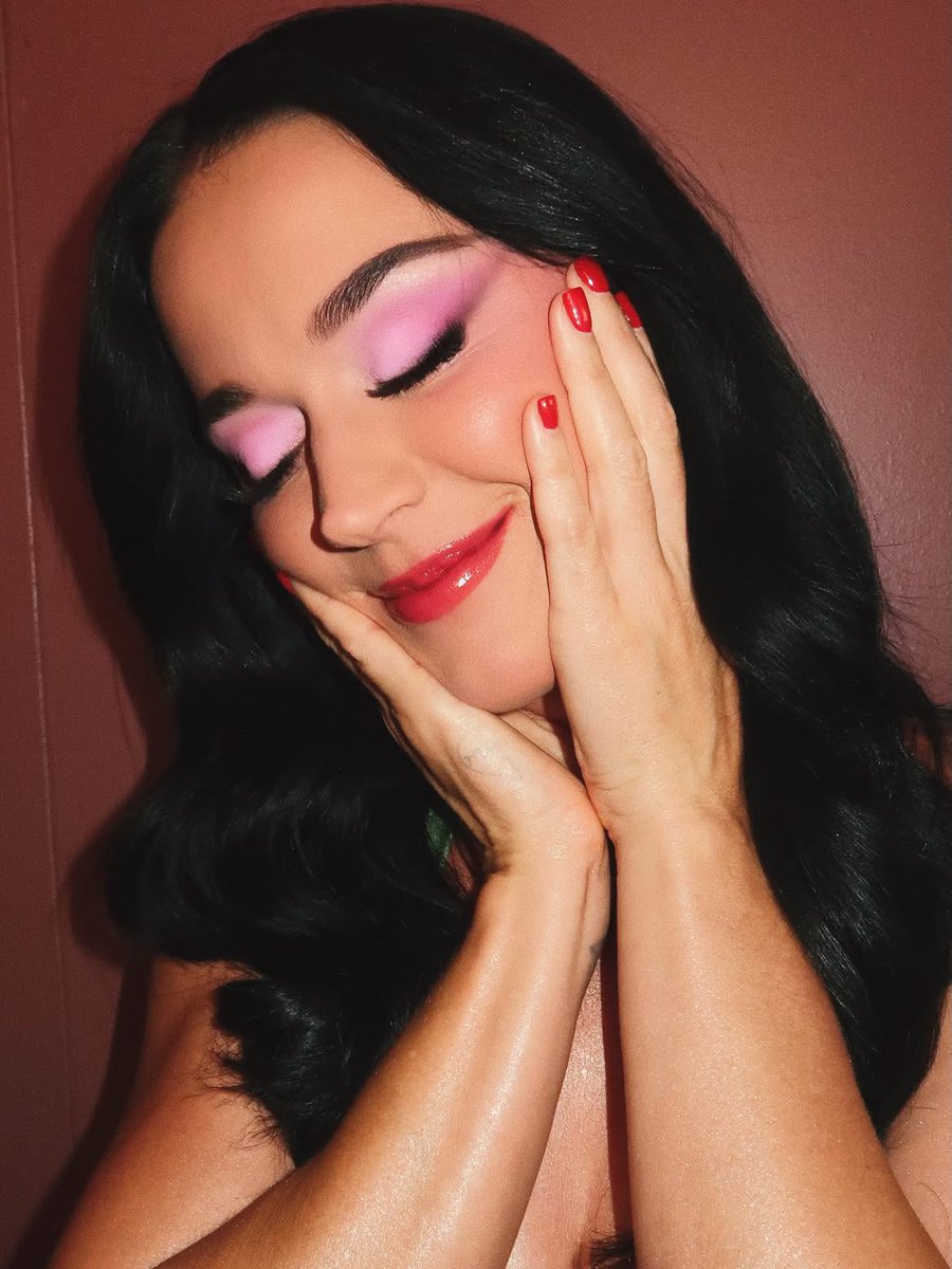 accesskatyperry's tweet photo. Katy Perry for her makeup artist Alexandra French https://t.co/VPK073Ty0y