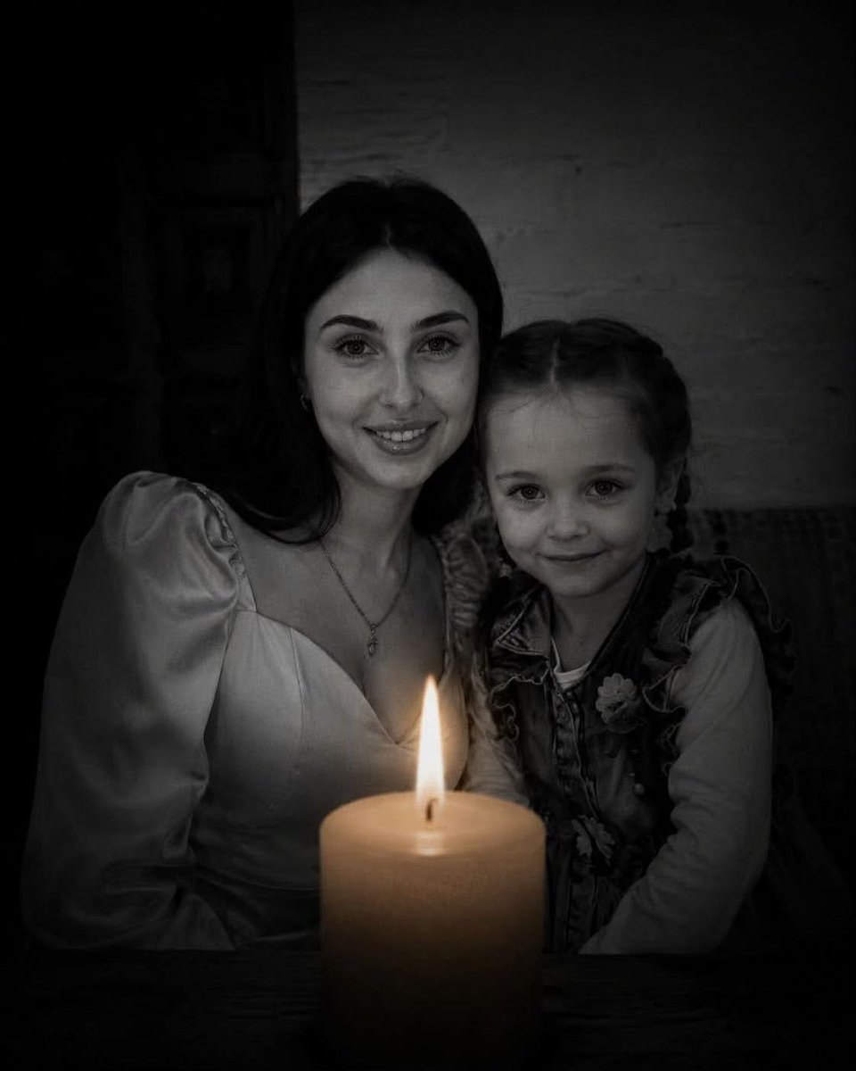 AmourskyCyrille's tweet photo. 🇺🇦🕯️Voici Natalia Ovcharova et sa fille de 5 ans.

Hier soir, alors qu’elles dormaient, la Russie les a tuées avec une bombe planante à Soumy.

Une arme imprécise, qui ne pouvait conduire qu’à un tel résultat.

Souvenez-vous de leurs visages.

La guerre continue. La Russie tue. https://t.co/X2qDx3K1he