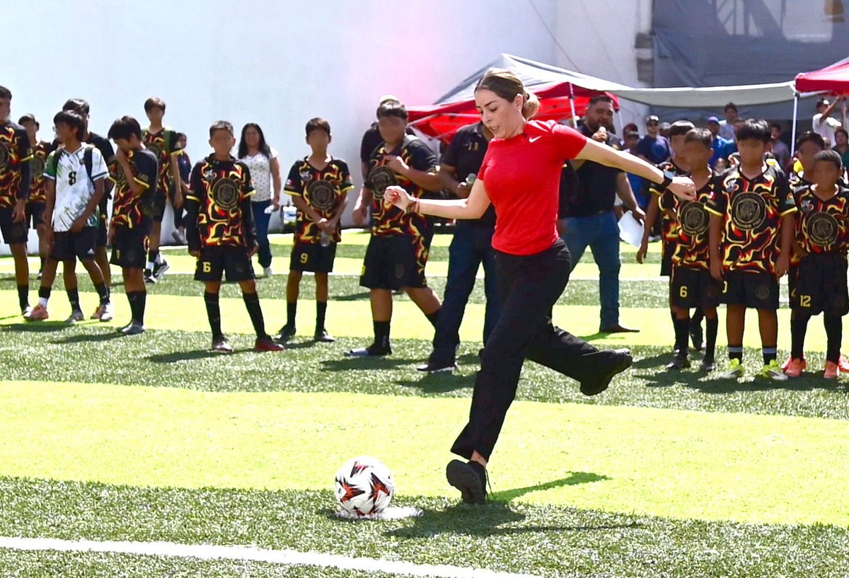 Veronica_mtz's tweet photo. Así arrancamos esta mañana con la patada inicial de este torneo de fútbol.

Gracias a mi amigo Jorge Rodríguez Presidente de la CNOP Torreón por la invitación. 

¡Felicidades a todos los equipos y mucho éxito!

En el PRI seguimos promoviendo el deporte.

#ClubdeFutbolApachesTRC https://t.co/vVTR0ajiBO
