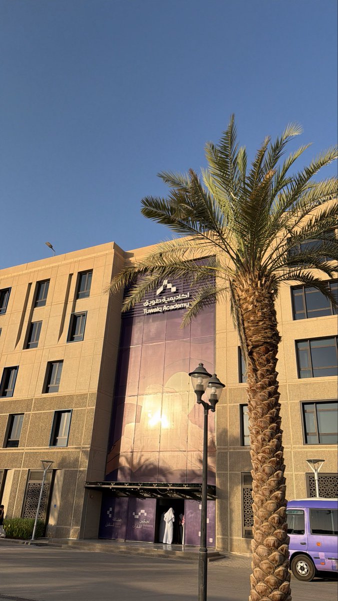 Yaramutb's tweet photo. عشوائيات القاء التعريفي #هاكاثون_امد في اكادميه طويق 🤩💜 https://t.co/zyXTpi77CJ