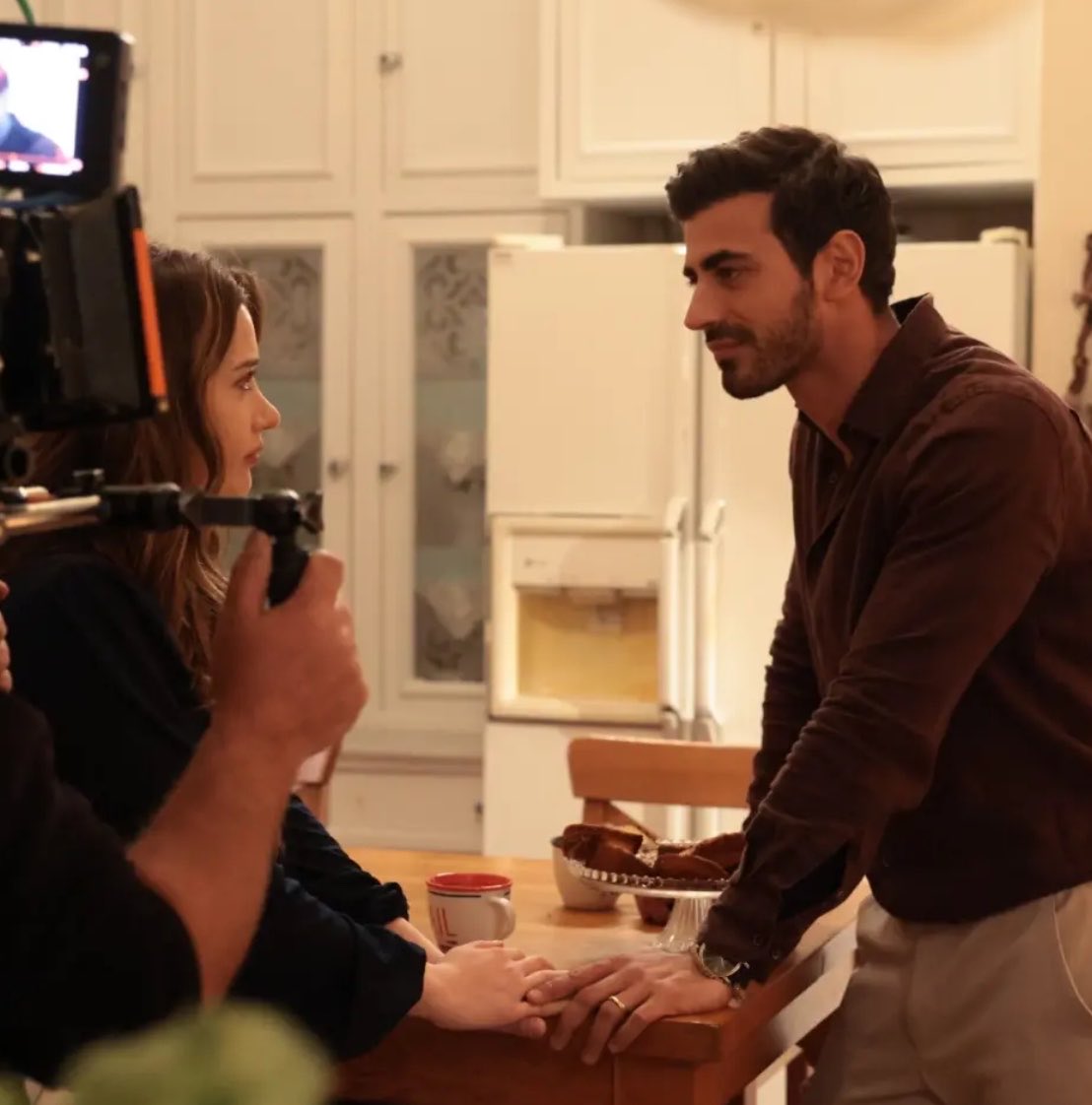 farzanax__'s tweet photo. just newly married affairs in the kitchen and he can’t do without holding her hand. https://t.co/m9Y19vkkDb