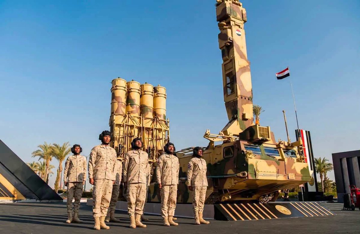 EgPrj's tweet photo. الظهور الأول لمنظومة الدفاع الجوي الصاروخي المصرية S-300VM "Antey-2500"، إحدى أقوى منظومات الدفاع الجوي بعيدة المدى في المنطقة، في رسالة تؤكد استمرار تطوير قدرات القوات المسلحة وتعزيز جاهزيتها لحماية سماء مصر. 🇪🇬

#الجيش_المصري  #مصر
#الاوكتاجون https://t.co/GcE8CmEWUL