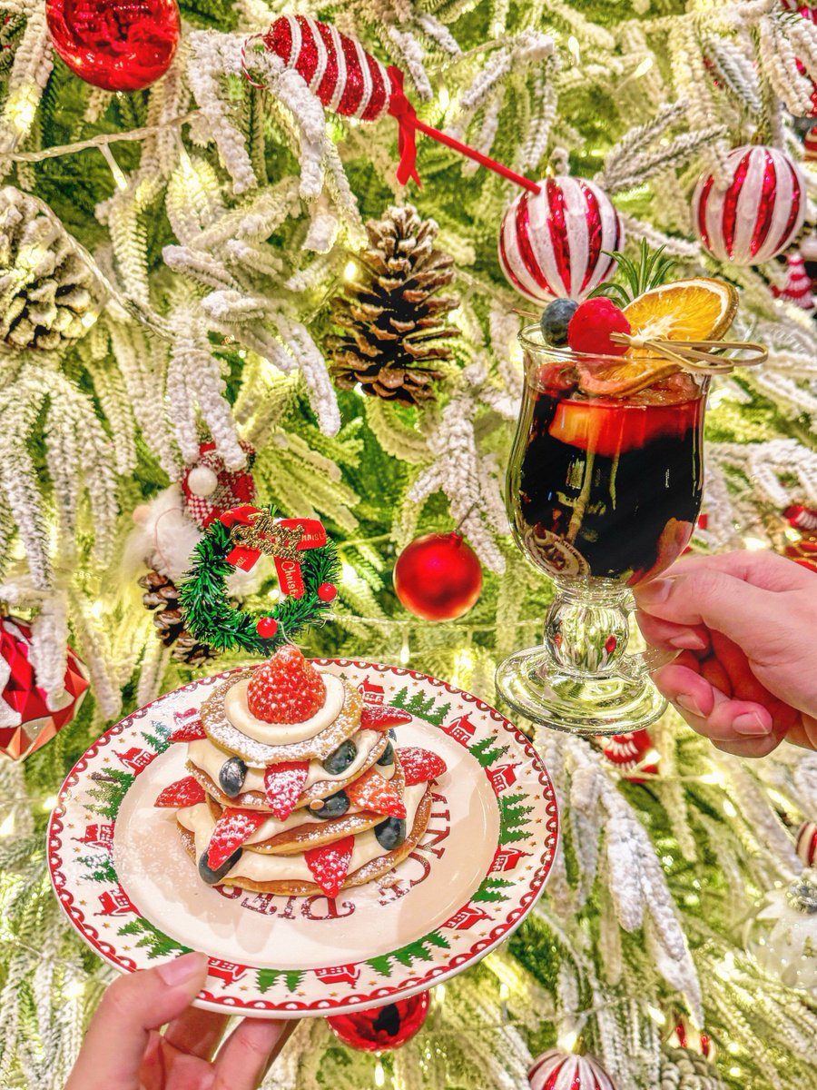 CglwrO9485djmoZ's tweet photo. Festive Feast Alert! Warm roasted turkey, buttery mashed potatoes u0026 spiced cranberry sauce—your perfect Christmas Eve treat is here. Tag a friend you’d share this with! #ChristmasEve #FestiveFood， https://t.co/aSBkte2BOR
