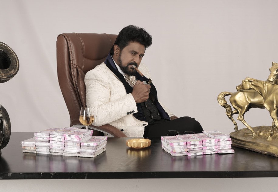 sharadasrinidhi's tweet photo. ಹುಟ್ಟುಹಬ್ಬದ ಸಂಭ್ರಮದಲ್ಲಿ ನಟ ಕೋಮಲ್ ಕುಮಾರ್ಗೆ #Rolex ಚಿತ್ರತಂಡದಿಂದ ಸ್ಪೆಷಲ್ ಸರ್ಪ್ರೈಸ್.
ಸ್ಟೈಲಿಷ್ ಗ್ಲಿಮ್ಸ್ ಹಾಗೂ ಹೊಸ ಪೋಸ್ಟರ್ ಬಿಡುಗಡೆ ಮಾಡಿರುವ ತಂಡ, "ರೋಲೆಕ್ಸ್" ಮೂಲಕ ಮತ್ತೊಮ್ಮೆ ಫ್ಯಾಮಿಲಿ ಕಾಮಿಡಿಯ ಸಖತ್ ಮನರಂಜನೆ ನೀಡುವ ಭರವಸೆ ಮೂಡಿಸಿದೆ. #KomalKumar
The team of #Rolex has unveiled a stylish new glimpse and poster to mark the @KomalKunar's #birthday . Directed by #SrinivasMandya and produced by #AmbatiMadhuMohan , the family comedy promises wholesome entertainment and laughter on the big screen.