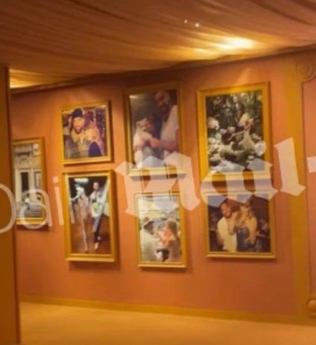 TSwiftUpdatesIT's tweet photo. 🚨 Primo sguardo all’interno del matrimonio di Taylor Swift al Madison Square Garden.

Taylor e Travis hanno allestito una parte dell’arena con il logo del loro matrimonio e le loro foto insieme. https://t.co/iB2krr1rXx