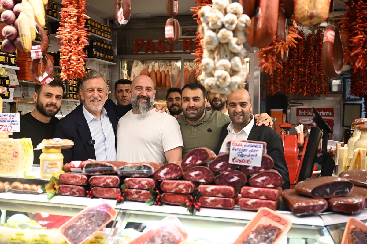 ibrahim_Burkay's tweet photo. Bursa Tarihi Çarşı ve Hanlar Birliği Başkanımız İsa Altıkardeş ile birlikte Odamız mülkiyetindeki Kubbeli Hal ve İç Fidan Han’da üyelerimizle bir araya gelerek bölgemizin mevcut durumunu, ticari hareketliliği değerlendirdik.

2030 Vizyonumuz doğrultusunda, tarihi dokuyu koruyarak Kubbeli Hal ve İç Fidan Han’ı yeniden cazibe merkezi haline getirecek dönüşüm projemize ilişkin üyelerimizle birlikte istişarelerde bulunduk. Açık pazar, müze çarşı ve yaşayan han konseptiyle hayata geçireceğimiz bu proje sayesinde İç Fidan Han’ın bölgenin tarihi değerlerini yeniden gün yüzüne çıkarırken bölgenin ticari hareketliliğine yeni bir ivme kazandıracağız.