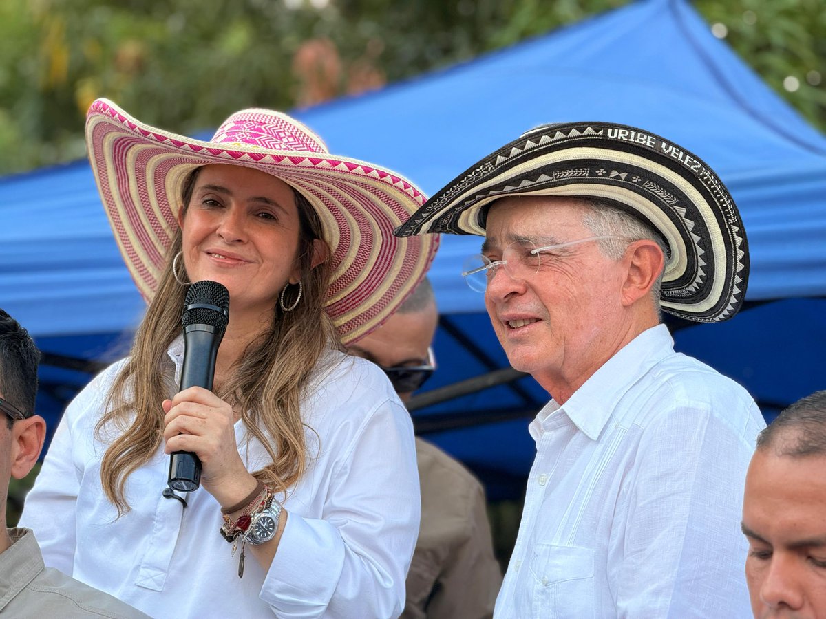 PalomaValenciaL's tweet photo. ¡Feliz cumpleaños, presidente @AlvaroUribeVel ! Hoy celebramos su vida y agradecemos profundamente su entrega, su carácter y el compromiso inquebrantable con el que ha trabajado por Colombia durante tantos años.

Gracias por su empeño permanente en construir un mejor país y por inspirar a millones de colombianos. Lo queremos🇨🇴❤️