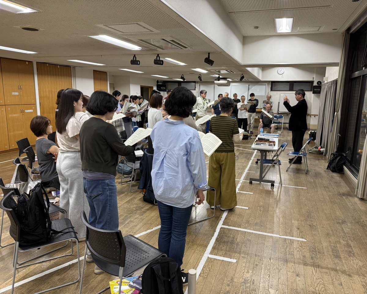 luminous_chor's tweet photo. こんばんは♪
先週は台風の接近予報で全体練習がお休みだったルミナス。その分、今日は集中マシマシの2時間半。小久保大輔先生（ @D_K0KUB0 ）の粘り強いご指導のもと、Michael John Trottaと『風紋』第一章「風と砂丘」を練習しました。 https://t.co/7Ut4FkVqQ7