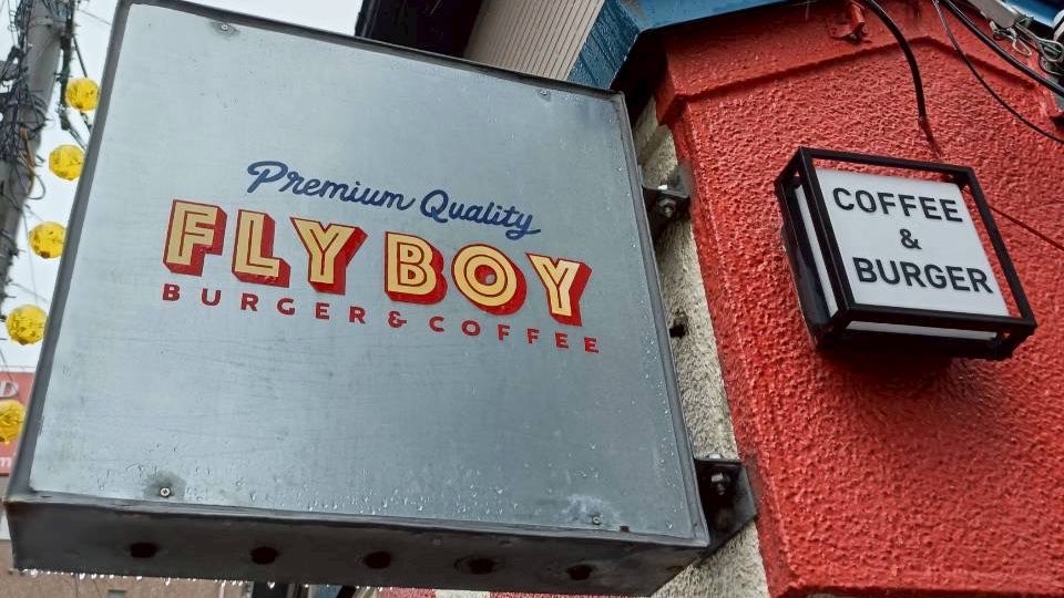 aoinuigurumi's tweet photo. 念願のー!FLY BOY!
なにこれ!漫画に出てくるやつやんー🍔♡
おいしすぎて謎ポーズを決める私。
絶対また行く!ごちそうさまでした🤤
#FLYBOY https://t.co/w4gCziOc78