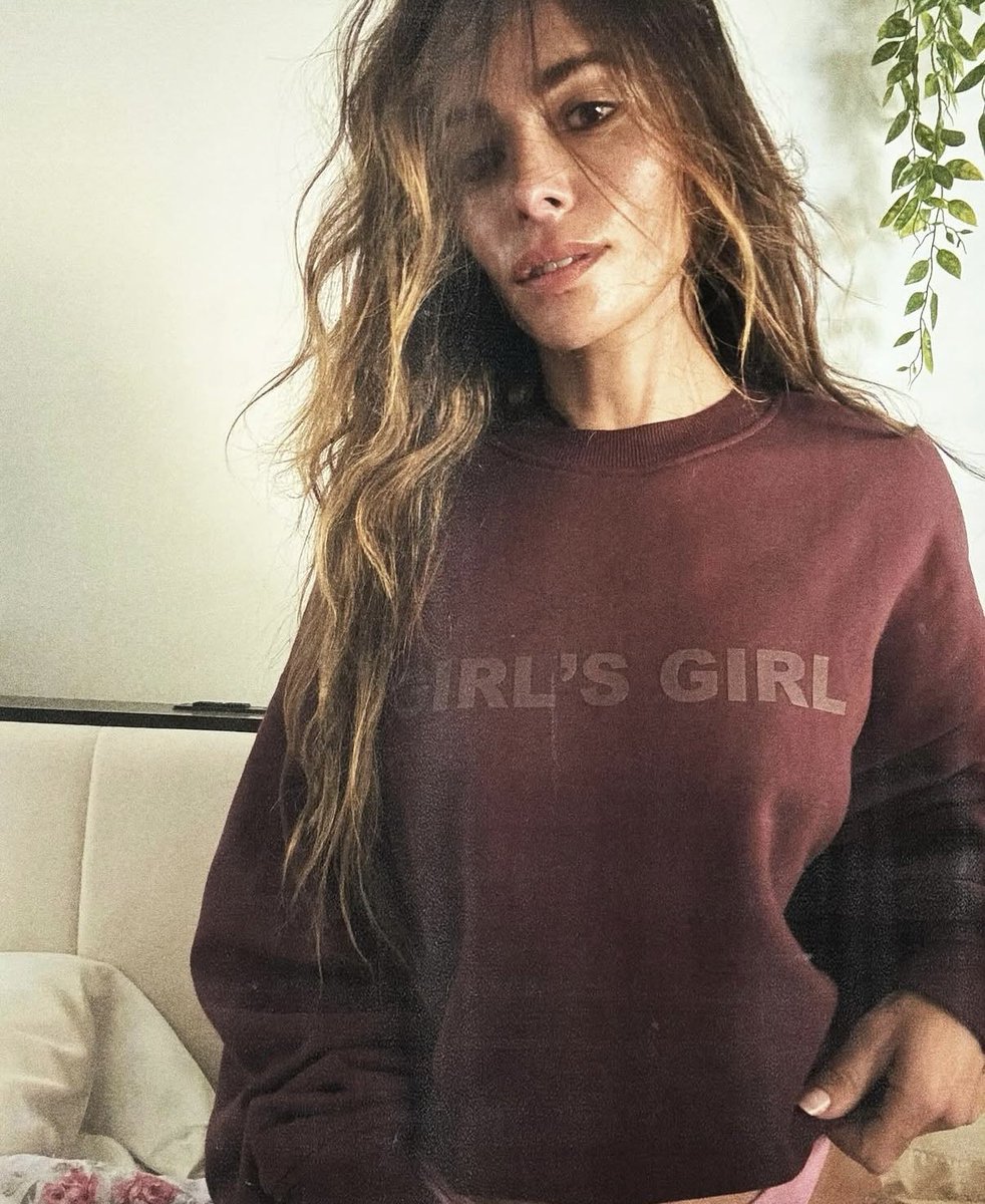 heresthesun's tweet photo. ⠀
𝗮𝗻𝗻𝗮𝗯𝗲𝗹𝗹𝗲 𝗳𝗹𝗼𝗿𝗲𝘀 𝘀𝗽𝗲𝗻𝗰𝗲𝗿. <𝟑 .ᐟ

‘86. actress. lover. mexicana. 
wife. lover of the beatles.
football fan. lesbian. stoner.
+21. mdni. she/her. cinephile.
⠀ https://t.co/Cz75GcKczs