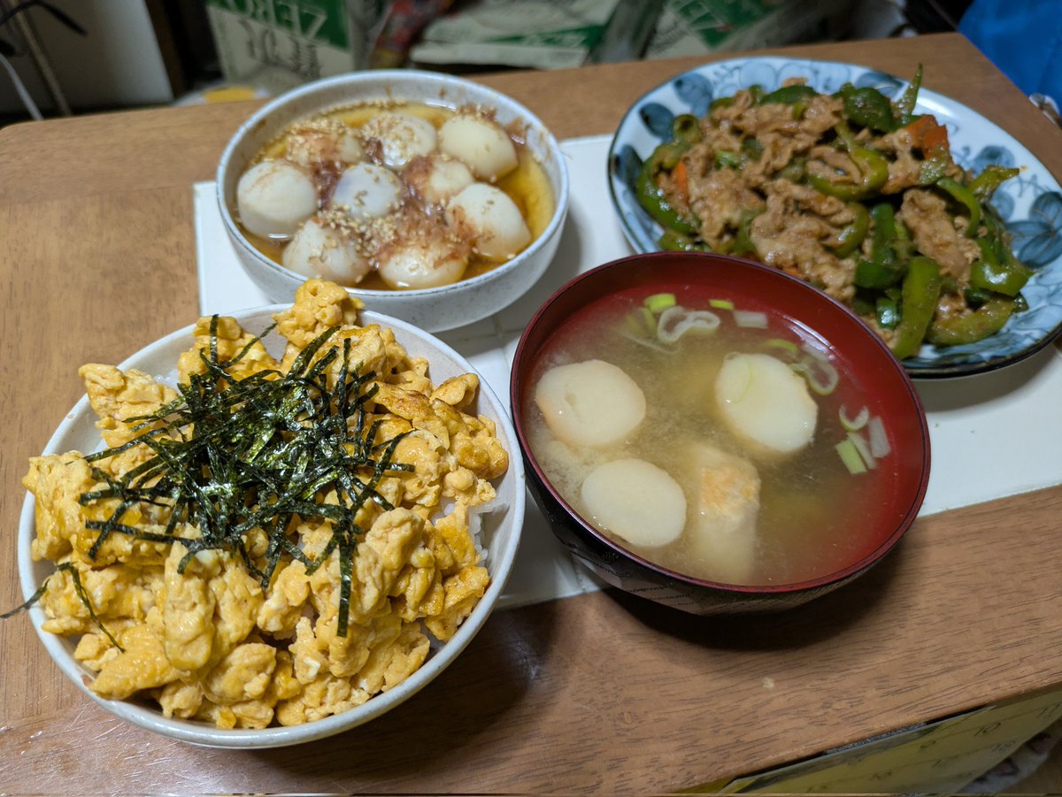 show2525's tweet photo. 今夜のディナー🍽️
明日への重要デーに向けて、、、
豚バラピーマン味噌炒め
里芋の煮っころがし
卵そぼろ丼
麩の味噌汁 https://t.co/vFopCpZrTf
