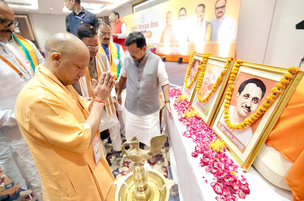 myogiadityanath's tweet photo. आज लखनऊ में @BJP4India के मा. राष्ट्रीय अध्यक्ष श्री @NitinNabin जी की अध्यक्षता तथा मा. राष्ट्रीय महामंत्री (संगठन) श्री @blsanthosh जी की गरिमामयी उपस्थिति में आयोजित 'सांसद-विधायक बैठक' में सम्मिलित हुआ।

इस अवसर पर @BJP4UP के मा. प्रदेश अध्यक्ष श्री @mppchaudhary जी, मा. उपमुख्यमंत्री द्वय श्री @kpmaurya1 जी व श्री @brajeshpathakup जी, मा. प्रदेश महामंत्री (संगठन) श्री @idharampalsingh जी और मा. सांसद एवं मा. विधायक गणों की उपस्थिति रही।