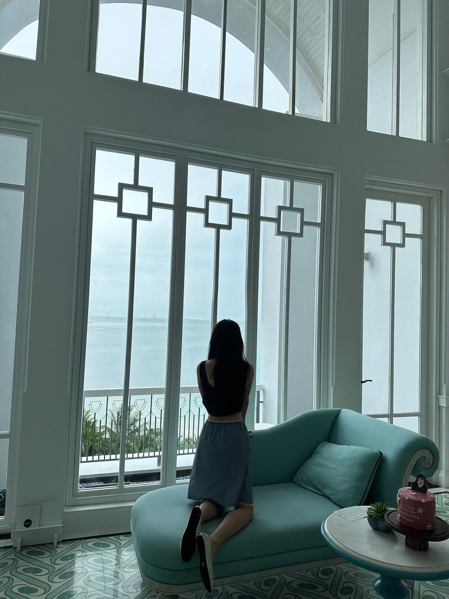 KIMYERIM_INTL's tweet photo. 💌 260704 KIM YERIM 💜💬 11:31pm KST / 9:31pm ICT

(📸)

“I think this hotel might have the highest ceilings of all the hotels I’ve been too,,,

#김예림 #KIMYERIM #예리 #YERI https://t.co/ilNqDzyUey