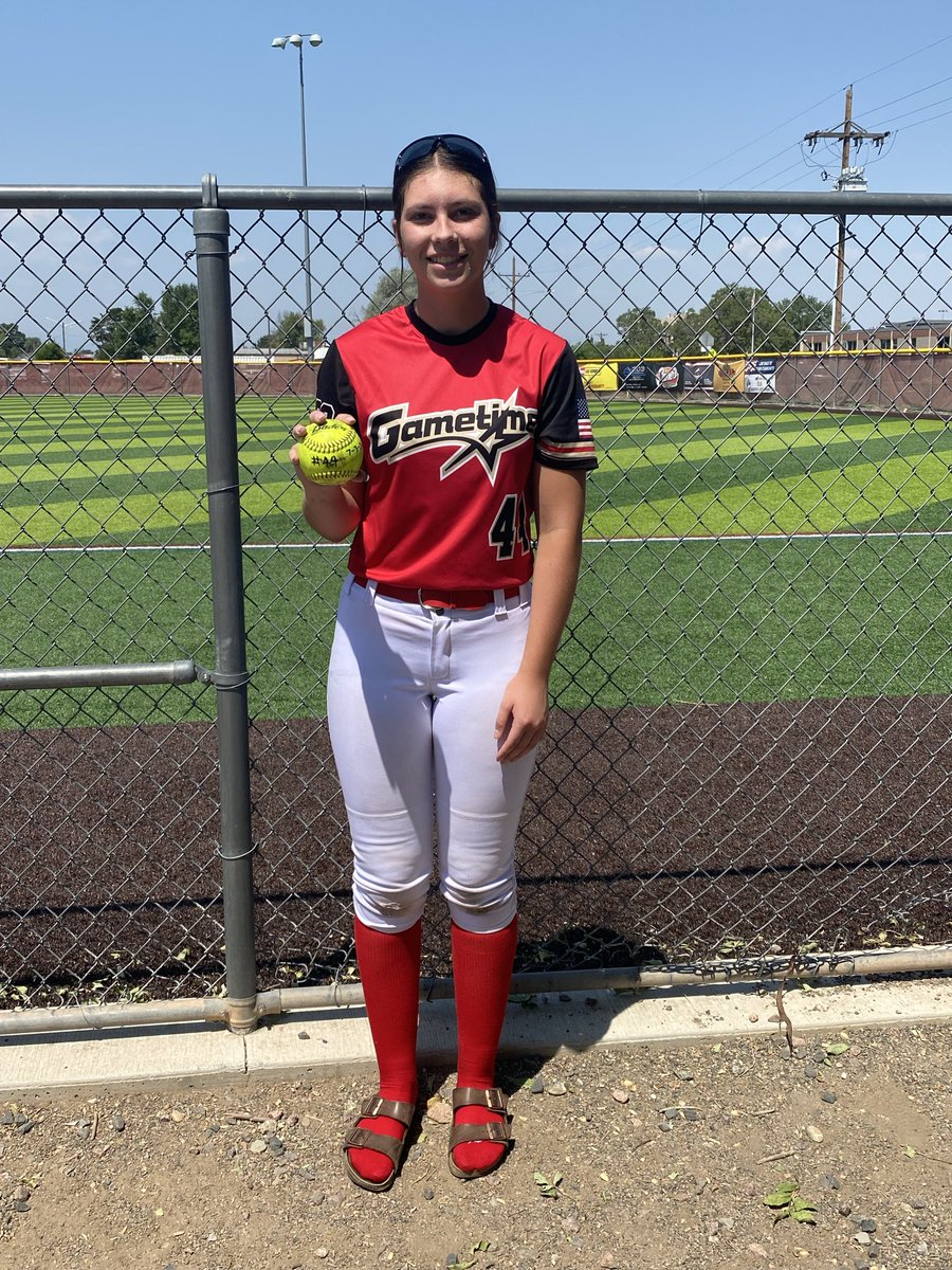 EmmyYoung2028's tweet photo. Had a great day at the plate yesterday! Grand slam, solo over left field was the highlight of my day. #44 #cosparkler #gametime #shsindians https://t.co/yfrWNY2vZu