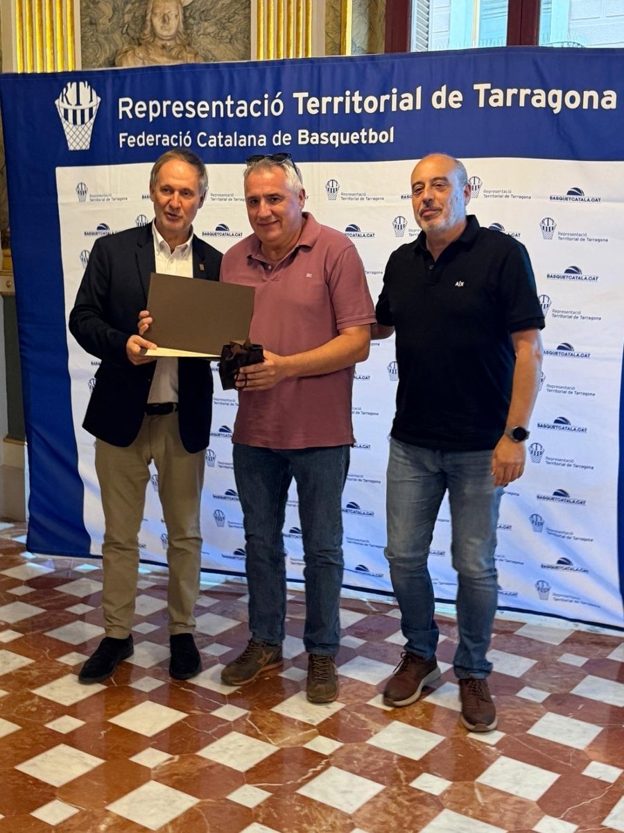 jaume_pros's tweet photo. Gràcies @CBValls i @RTTarragona per la concessió de la insígnia d'argent, un reconeixement que m'emociona després de gairebé 20 anys com a cap de premsa del club vallenc. Ha estat un honor. Gràcies també a tots els mitjans de la demarcació per la seva col·laboració i bon tracte. https://t.co/WhyzIWns52