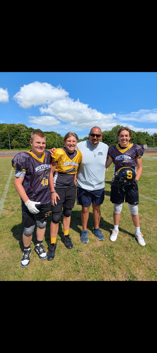 Stig_Muri's tweet photo. Happy 4th of July everyone!🇺🇸 It was great meeting @CoachJoeAdam the HC at @STAHawksFB
Looking forward to attending their Scholar Athlete Showcase on Saturday July 18th
#4thofjuly #classof2030 #showcase #linebacker #americanfootball https://t.co/Wm0x27DmMM