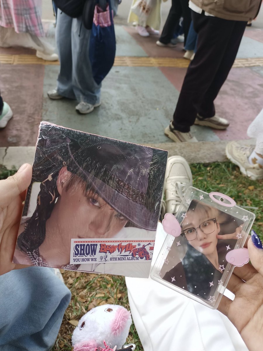 bluereyy_'s tweet photo. buat kaka” yang ngasih freebies album + pc ini (yang nnya aku bias nya siapa)  makasi yaaa kaaa, lupa minta sosmed nya huhu 😭😭 https://t.co/VWD0pOK27B