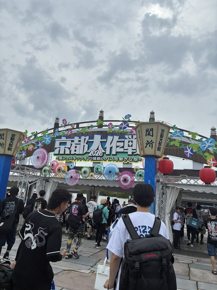 uy8jszm's tweet photo. 去年受験期して一番しんどかった時に10-FEETめちゃくちゃ聴いてたから終始泣いてました、これが明日も味わえると思うと幸せもんだなあと
#京都大作戦 https://t.co/h8ERNCkAfn