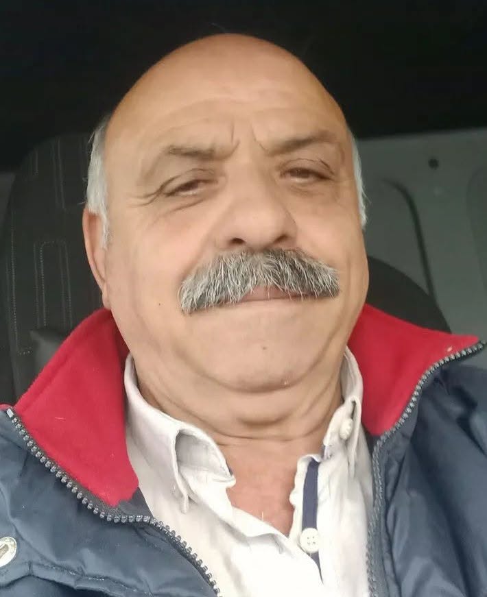 isigmeclisi's tweet photo. Cemal Odabaş..
65 yaşında, tır şoförü..
Sakarya Arifiye'de 21.00 sularında çelik konstrüksiyon imalatı yapan bir fabrikaya mal getirdi..
Dorse üzerindeki halatı çözdüğü sırada çelik boruların üzerine devrilmesi sonucu hayatını kaybetti..
Üç çocuk babası, Çorum Osmancıklı.. https://t.co/BCweVeTD8S
