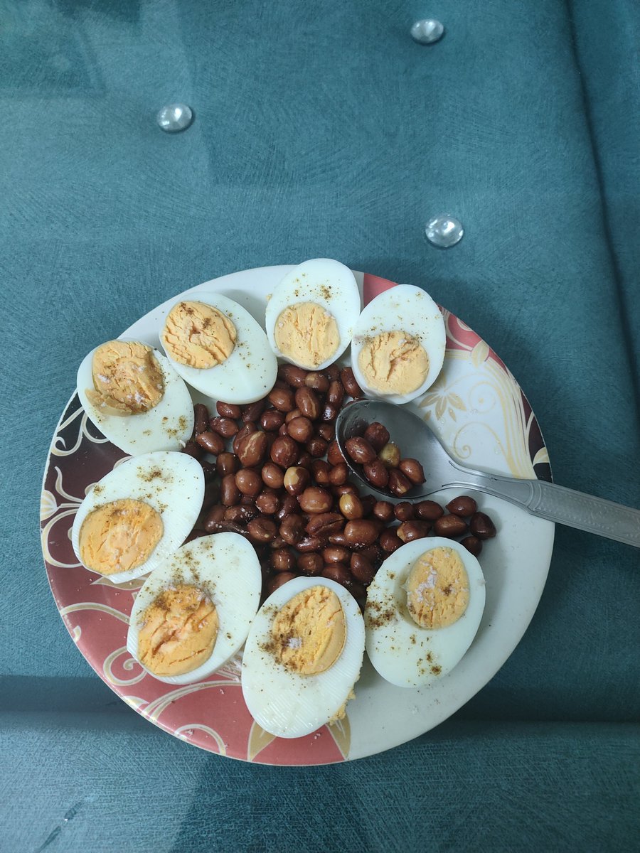 aakashdeep2310's tweet photo. Post-workout fuel

4 Whole eggs
 Roasted peanuts + 🍯 honey

Building muscle one bite at a time... while my taste buds are still waiting for cheat day. 😂 https://t.co/6X4eOTt9hk