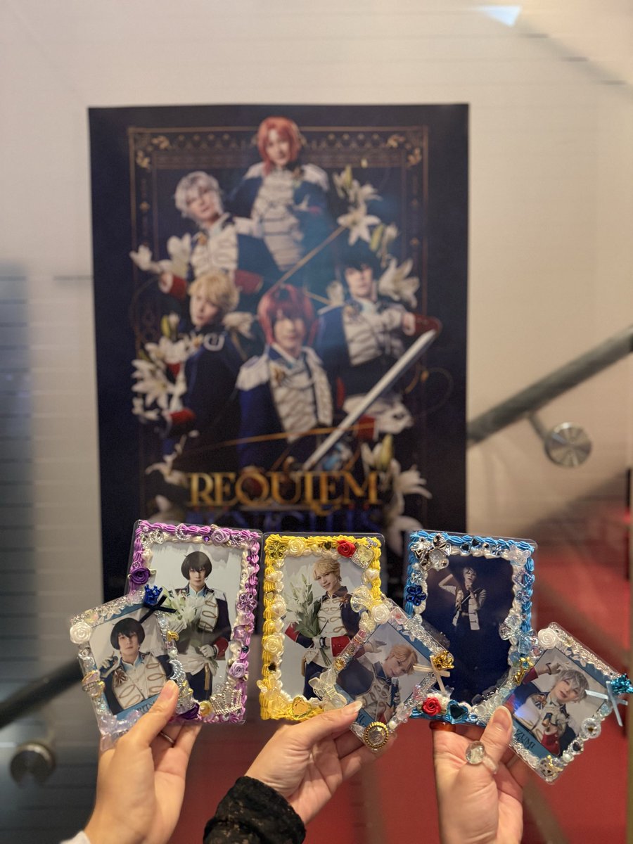 hinaka50's tweet photo. あんステレクイエム⚔️
Knightsのみんなが好きすぎてどこを見ても嬉しすぎて逆に視点が定まらなかった…
みんなそれぞれにスポットが当たるシーンがあって、ちゃんと輝かせてくれる役者さん方本当にすごい👏
思っている以上にライブシーン楽しすぎた✨

お友達の手作りブロマイドケース可愛すぎる😭🫶 https://t.co/2Oa5eyPI8s