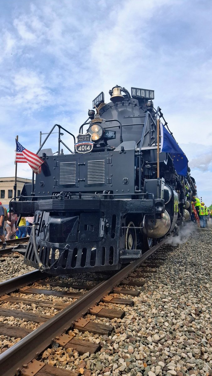 MartinMPotter's tweet photo. Happy 250th birthday America! 🇺🇸 I had the privilege to see the 'Big Boy' train a few weeks ago as it travelled on its way from California to Philadelphia for the July 4th celebrations. It was awesome to see it up close and to be among so many people with pride in their country. https://t.co/mjlDmNUpKd