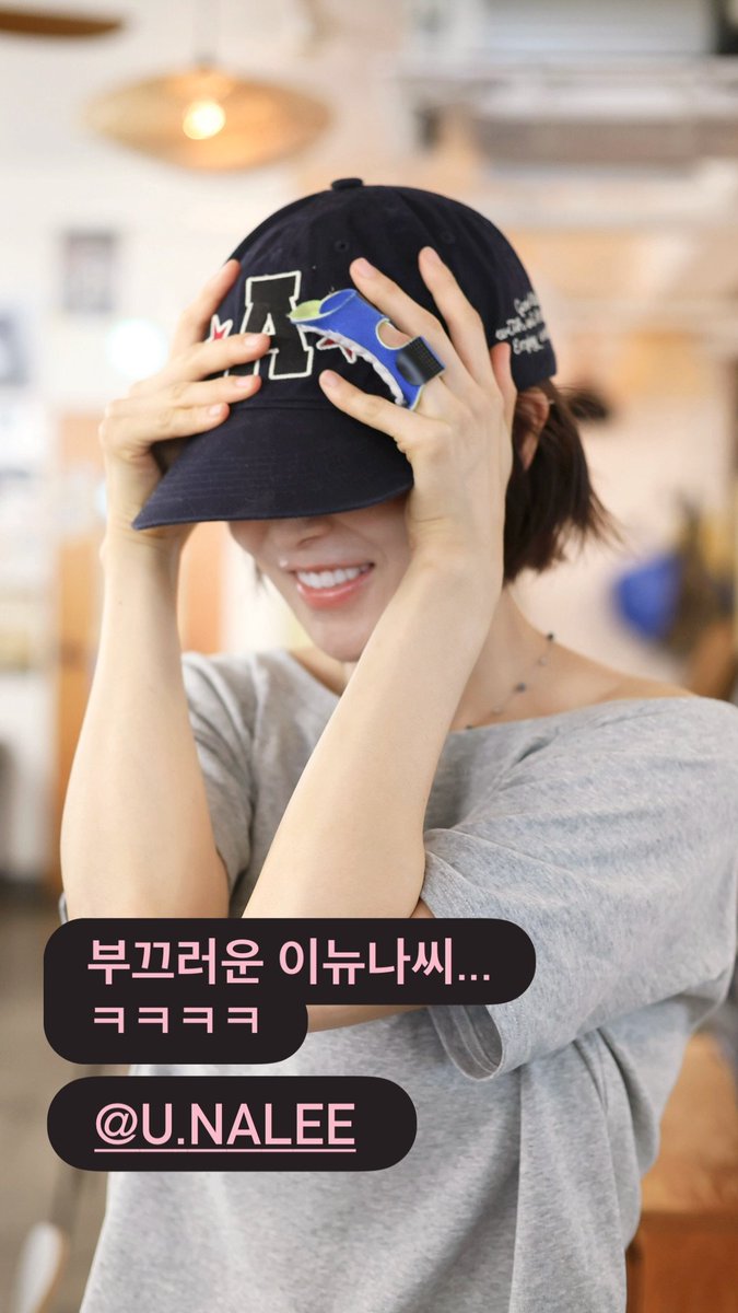 BBGirls_China's tweet photo. #BBGirls #브브걸 Yuna today went to Joha's Flea market https://t.co/oukOsHqmEV