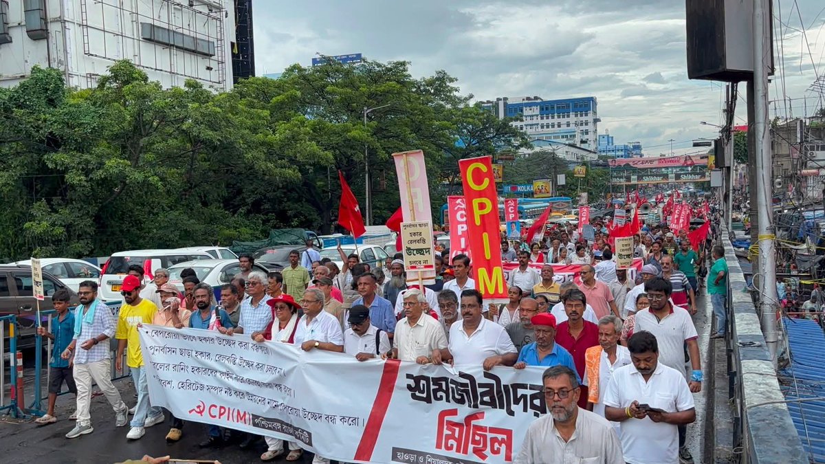 DipakTintin's tweet photo. পুর্নবাসন ছাড়া হকার উচ্ছেদ চলবে না।
#CPIM
#LeftAlternative
#BengalNeedsLeft
#RejectBJP https://t.co/tMlM3BlWAD