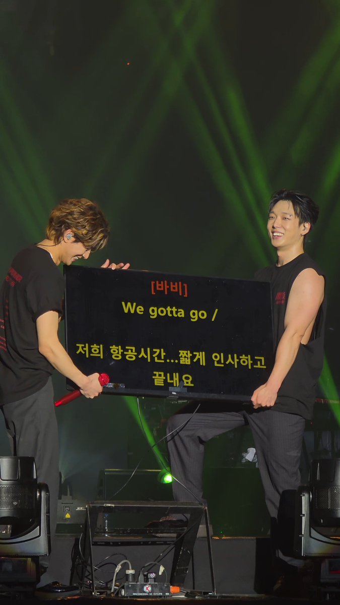 Jjay_9's tweet photo. ศลป.โชว์จอให้ดู พี่ต้องไปแล้วจ้ะหนู เครื่องบินจะไม่รอพี่นะ55555
#iKON_FOUREVER_TOUR_BKK https://t.co/pHdpk7wI1x