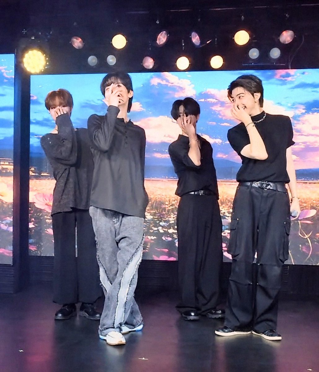 seasir345926's tweet photo. 20260704 MY LIVE
本日のWEエンディングはギルティポーズでした🤭💕素敵です😏
#WEZAG #시온 #태현 #경택 #도아 https://t.co/K5g9ORUatC