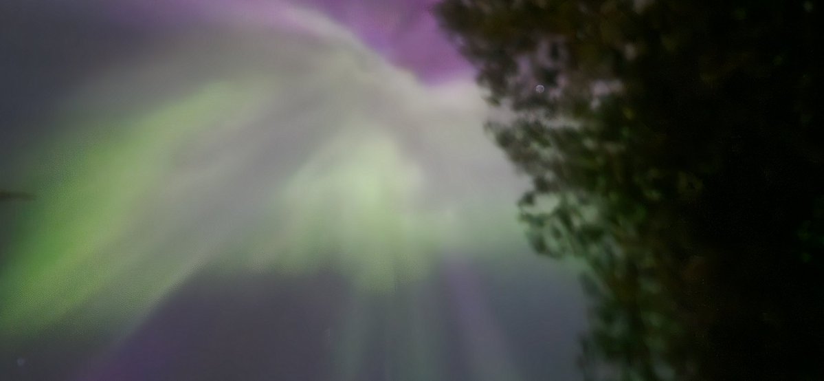 BewbsB's tweet photo. @SunWeatherMan Didn't even reach 700 you say.... alberta got a wild show last night https://t.co/RFwwdsA7k3