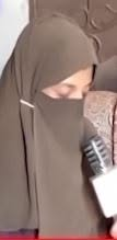 MariaBalochPK's tweet photo. قتل نے بے نقاب ہونا ہوتا ہے یہ قدرت کا وعدہ ہے ۔۔۔
 بہاولپور میں ٹچ موبائل اور وائی فائی کی شوقین ماں نے بیٹیوں اور بیٹے کے ساتھ ملکر اپنا شوہر قتل کر ڈالا ، 
لاش ایسے غائب کی کہ قیامت تک نہ ملتی مگر قتل کی واردات بے نقاب ہو گئی ۔۔۔۔
 یہ واقعہ کچھ ہفتے پہلے بہاولپور میں پیش آیا جہاں عبدالمجید نامی ایک شخص  اپنی بیوی اور جوان بیٹیوں کو موبائل استعمال کرنے سے منع کرتا تھا کیونکہ اسکی بیوی دو بیٹیوں اور بیٹے سب کے پاس ٹچ موبائل تھے اور دنیا تک تیز ترین رسائی کے لیے انہوں نے کچھ روز پہلے وائی فائی ڈیوائس بھی لگوا لی تھی ، والد کے بقول اسکی کوئی خاص ضرورت نہ تھی ۔ نہ تو عورت پڑھی لکھی تھی نہ بیٹیاں اتنی تعلیمافتہ تھیں کہ انٹرنیٹ اور ٹچ موبائل کے بغیر انکا گزارہ نہ ہوتا  ، بیٹے کو بھی موبائل اور سوشل میڈیا کی بجائے روزی روٹی کمانے پر توجہ دینی چاہیے ۔ یہ سوچ عبدالمجید نامی اس ادھیڑ عمر شخص کی موت کی وجہ بن گئی کچھ روز قبل بھی جھگڑا ہوا عبدالمجید نے وائی فائی اتار پھینکی تو بیوی مقابلے پر آگئی بیٹیوں نے بھی ماں کا ساتھ دیا ۔ مار پیٹ بھی کی اور الٹا شوہر کے خلاف 15 پر کال کردی ، اہل محلہ اور پولیس والوں نے گھریلو معاملے کو ٹھنڈا کردیا ، واقعہ کے روز عبدالمجید اپنے گھر کی بیٹھک میں سویا تھا کہ ماں بیٹیوں اور بیٹے کے علاوہ غالبا ماں کے ایک پرانے عاشق سب نے مل جل کر عبدالمجید کو گلا دبا کر مارنا چاہا مگر اس نے خوب مزاحمت کی حالانکہ اسے چائے میں نیند کی گو۔لیاں بھی دی گئی تھیں جب معاملہ انکے قابو سے باہر ہوا تو خاتون کے عاشق نے ایک کلہاڑی سے عبدالمجید کے سر پر پے در پے وار کیے جس سے وہ موت کے گھاٹ اتر گیا ، اب ان لوگوں نے ایک بڑا صندوق خالی کیا ۔ اس میں لا۔ش ڈالی ، صندوق کو ریت سے بھر دیا اور پھر اسی بیٹھک والے کمرے میں گڑھا کھود کر اس میں صندوق سمیت گھر کے سربراہ کی لا۔ش کو دفن کردیا ۔ اس کام سے فارغ ہو کر انہوں نے خون کےد اغ صاف کیے ، اپنے خون آلود کپڑے اتارے نئے کپڑے پہنے اور گندے کپڑوں کو باہر ایک جگہ نذرآتش کردیا ۔۔۔ گھر میں قتل کی واردات کا کوئی نشان انہوں نے باقی نہیں چھوڑا ۔۔ خاتون کا عاشق چلا گیا اور ماں بیٹیاں سکوں کی سانس لے کر کھانے پکانے میں مصروف ہو گئیں ، ایک دن اور رات گزرے تو ایک چھوٹی بیٹی نے مصیبت سے جان چھوٹنے کی خبر اپنی ایک تیسری بہن کو سنائی جو والد سے بہت قریب تھی اور اسکا دو دن سے والد سے رابطہ نہیں ہورہا تھا ۔ شبانہ نامی یہ لڑکی شادی شدہ تھی اور کچھ دور اپنے گھر میں خوشحال زندگی بسر کررہی تھی ۔ جب والد کے مرنے  کا سن کر یہ اپنے میکے گھر گئی اور بات پوچھی تو ماں نے دوسری بیٹوں کو پاگل قرار دے کر شبانہ سے کہا کہ بھلا اپنے سر کے سائیں کو بھی کوئی مارتا ہے تمہارا باپ تو دو لاکھ روپے لے کر آوارہ پھرنے کراچی گیا ہے ۔ آجائے گا پریشان نہ ہو اس پر چھوٹی بہنوں نے کہا ہم نے مذاق کیا تھا کیونکہ تم کئی دن سے آئی نہیں تھی ۔۔۔ لیکن شبانہ کے دل میں ایک خلش رہ گئی اسکے باپ کا فون بند تھا ضرور کوئی گڑ بڑ تھی پھر گھر کا وہ کمرہ جہاں والد رہتا تھا اسے تالہ لگا تھا جو پوری زندگی اس نے کبھی بند نہیں دیکھا تھا  شک کی وجہ سے بیٹی نے 15 پر کال کی اور اپنے والد کی گمشدگی اور اپنی ماں کے اس میں ملوث ہونے کا شک بھی ظاہر کیا ، پولیس موقع پر پہنچی گھر کی تلاشی لی گئی ، اگرچہ ملزمان نے تمام شواہد مٹا دیے تھے مگر پولیس کی عقابی نظروں نے جلد تازہ کھدا فرش ، دیواروں کو دھونے کے نشانات ، اور ماں بیٹوں کے حواس باختہ ہونے کے باعث چند گھنٹوں میں لا۔ش برآمد کر لی ۔۔ ماں بییٹیوں اور بیٹے کو تھانے لے جایا جہاں انہوں نے تھوڑی سے محنت کے بعد ساری کہانی بیان کردی ، خاتون کے دیرینہ دوست کو بھی کئی روز بعد گرفتار کیا گیا کہ وہ دوردراز علاقے میں فرار ہو گیا تھا ۔ مق۔تول عبدالمجید کی بیٹی شبانہ کی مدعیت میں درج کردہ اس مقدمے میں پولیس نے ملزمان کو چالان کرکے عدالت پیش کیا تھا جہاں سے انہیں جیل بھجوا دیا گیا ہے ، اس ق۔ت۔ل کیس کی باقاعدہ سماعت ابھی شروع ہونا باقی ہے ۔ یقینا ماں بیٹیاں جیل میں ٹچ موبائل اور وائی فائی کی سہولت کے بغیر بالکل بور زندگی گزار رہی ہونگی ۔۔۔۔