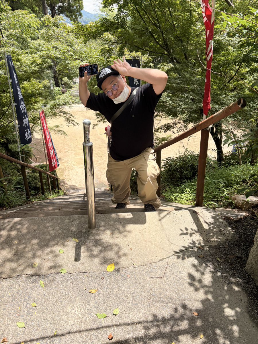 kumapapi1119's tweet photo. 番外編（笑）撮られてました。カエル神社にて。 https://t.co/3EzIs8fEHK