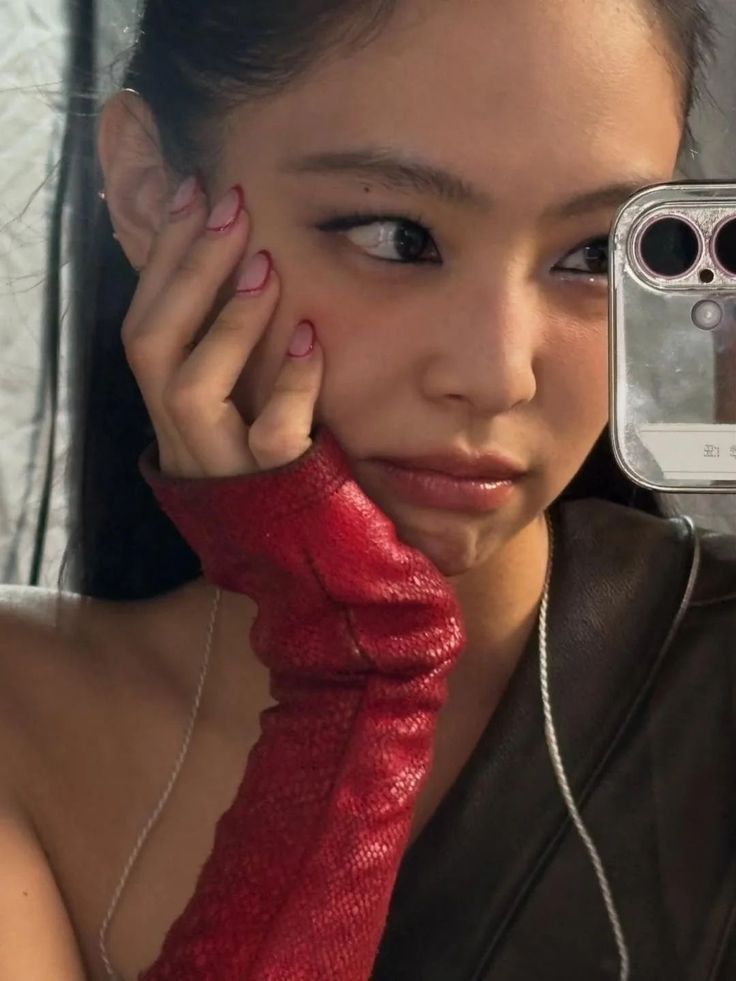 npomvtt's tweet photo. Todos os lucros da performance de JENNIE do BLACKPINK no festival Roskilde, que ocorreu ontem, serão doados à Palestina e ao Congo.

Os ingressos do set da artista esgotaram. https://t.co/7wMO1HpEnM