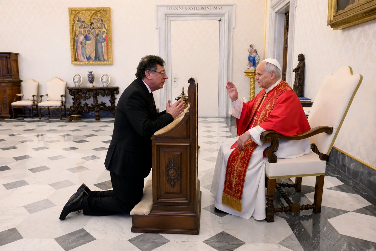 jarquin_norman's tweet photo. #Estados_Unidos 🇺🇸
#Colombia
#Italia 
Gustavo Petro en la agonía de su inmunidad Presidencial voló a Italia para ir al Vaticano a suplicar al Papa León XIV intervenga ante una inminente extradición a los Estados Unidos 🇺🇸 para un proceso judicial, el hombre que un día se autoproclamó un jaguar, podría ser reducido a un minigato 🐱 en una Corte Federal de los Estados Unidos 🇺🇸 

Después de haberse confesado en el Vaticano, Petro llamó a su Papá el Presidente 45-47 Donald J. Trump para pedirle cacao, Petro se declaró un imperialista en secreto 🤣🤣🤣🤣 

Petro manifestó que Trump le atendió la llamada "amablemente" como de costumbre, como si fue a mí que me cancelaron la visa y me sancionaron por vínculos con el narcotrafico, Petro aseguró también que el Presidente de los Estados Unidos 🇺🇸 le prometió hacer todo lo posible para levantar las sanciones y sacar su nombre de la lista OFAC. 

Mientras todo eso 👆 sucedió el tiempo corre Abelardo De La Espriella ya prepara su llegada a la Casa de Nariño de Nariño el 7 de agosto, ese 7 de agosto después que Petro ya no sea Presidente será un camino oscuro en el que ya no podrá caminar 🚶‍♂️ por si solo.

Petro no puede tomar un vuelo internacional, el como Gustavo Petro es un cadáver civil, solo puede ser transportado a los Estados Unidos 🇺🇸 por agentes de la DEA ese día la izquierda terrorista en Colombia vivirá el Apocalípsis. @EntrelineasNoOf @CarinesMoncada @Nicapublican