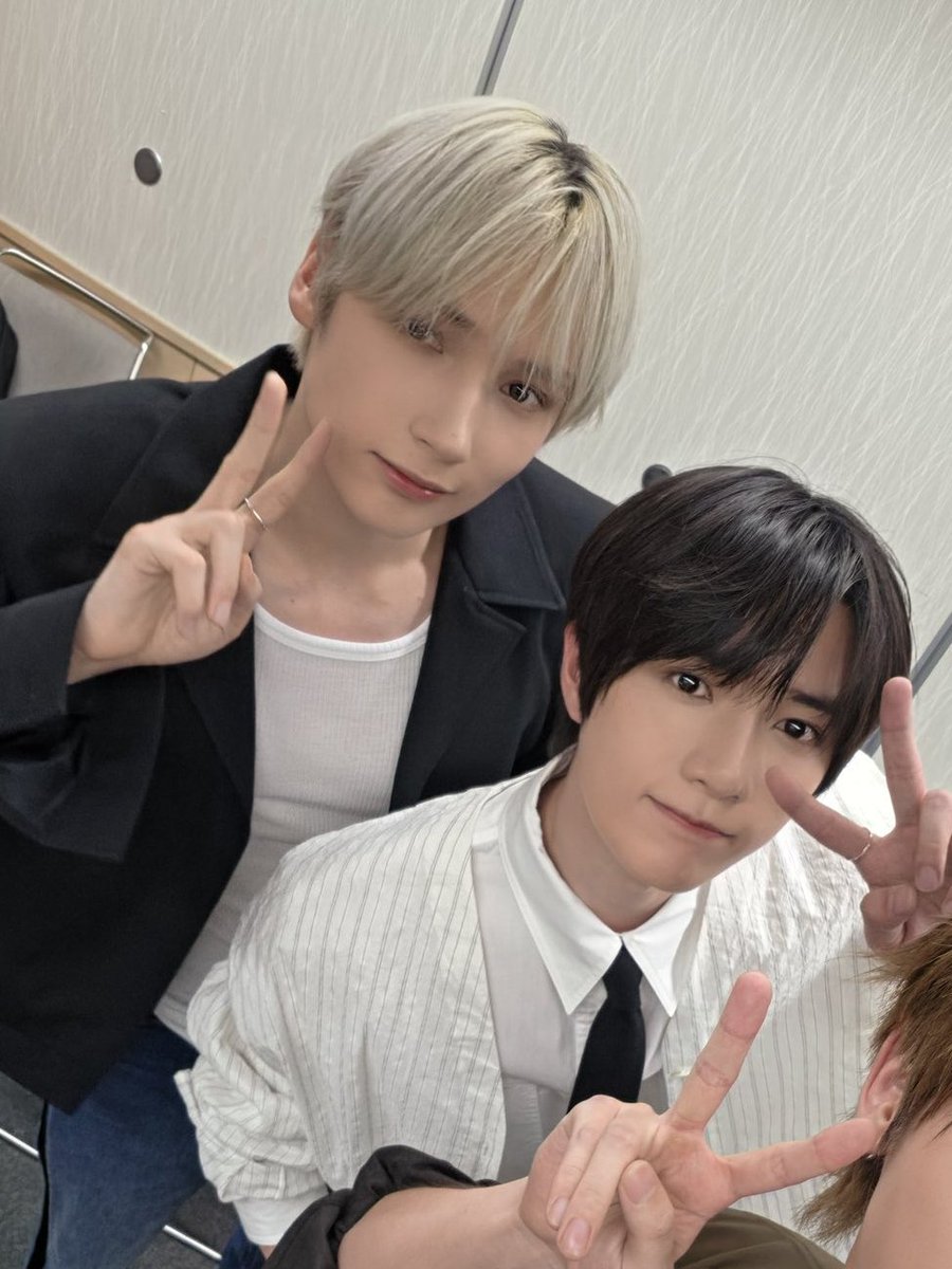halfmooncake_'s tweet photo. 닝밤 덩치차이 이거 뭐에요~~??? 연하가너무성장했는데지금 https://t.co/EhoYJhY6IT