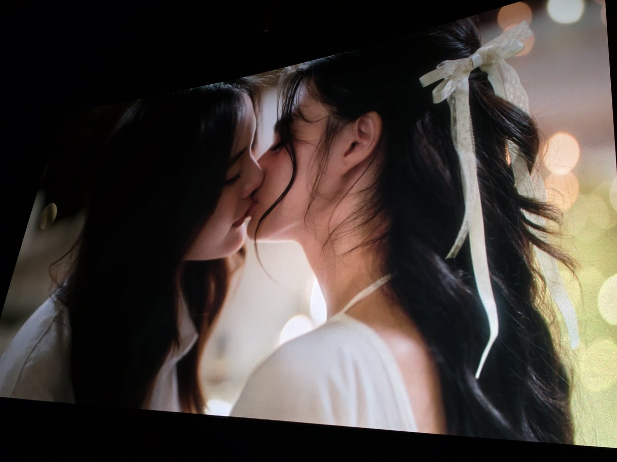 haze_173's tweet photo. Finally got to fulfill my dream of watching the final ep of an FB series. 🥹 The vibe was evrthg &amp; as an interfan, I finally got to experience fan gthering too. It was such a wholesome day, &amp; it's a memory I'll cherish 4ever. 

THE AIR FINAL EPISODE
#เสน่หาวาโยตอนจบ
#FreenBecky https://t.co/KXbcjW73kH