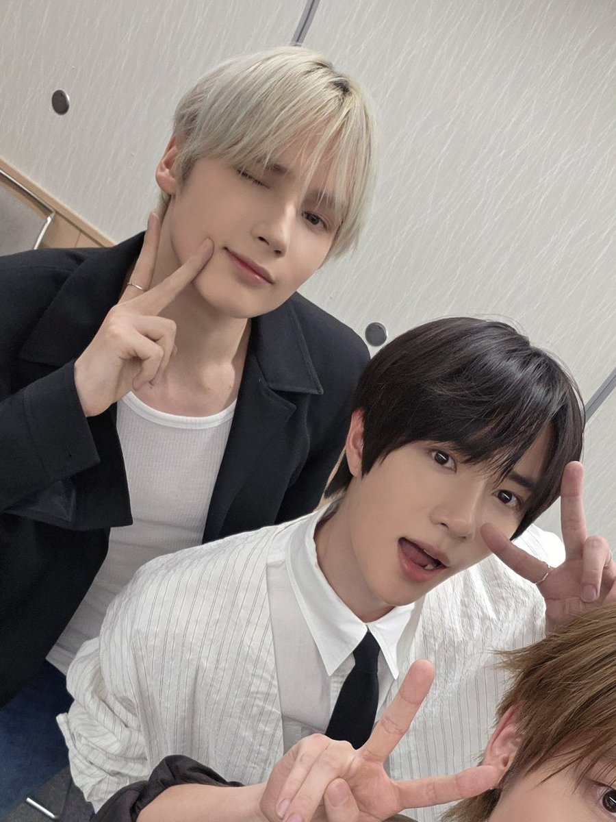 halfmooncake_'s tweet photo. 닝밤 덩치차이 이거 뭐에요~~??? 연하가너무성장했는데지금 https://t.co/EhoYJhY6IT