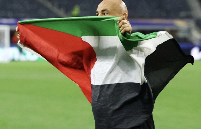 isaacrrr7's tweet photo. El entrenador de Egipto ondeando la bandera palestina tras su victoria en el Mundial de ayer 👇

Dato curioso: Egipto ha construido un muro de siete capas en su frontera con Gaza para asegurarse de que ningún refugiado palestino cruce a Egipto 🤡 https://t.co/nXHYRJUfq1
