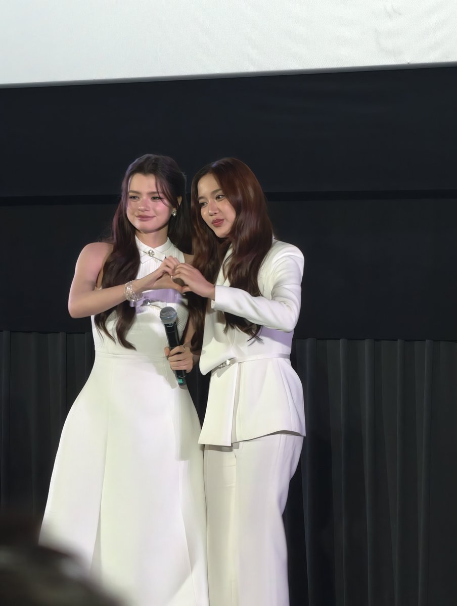 haze_173's tweet photo. Finally got to fulfill my dream of watching the final ep of an FB series. 🥹 The vibe was evrthg &amp; as an interfan, I finally got to experience fan gthering too. It was such a wholesome day, &amp; it's a memory I'll cherish 4ever. 

THE AIR FINAL EPISODE
#เสน่หาวาโยตอนจบ
#FreenBecky https://t.co/KXbcjW73kH