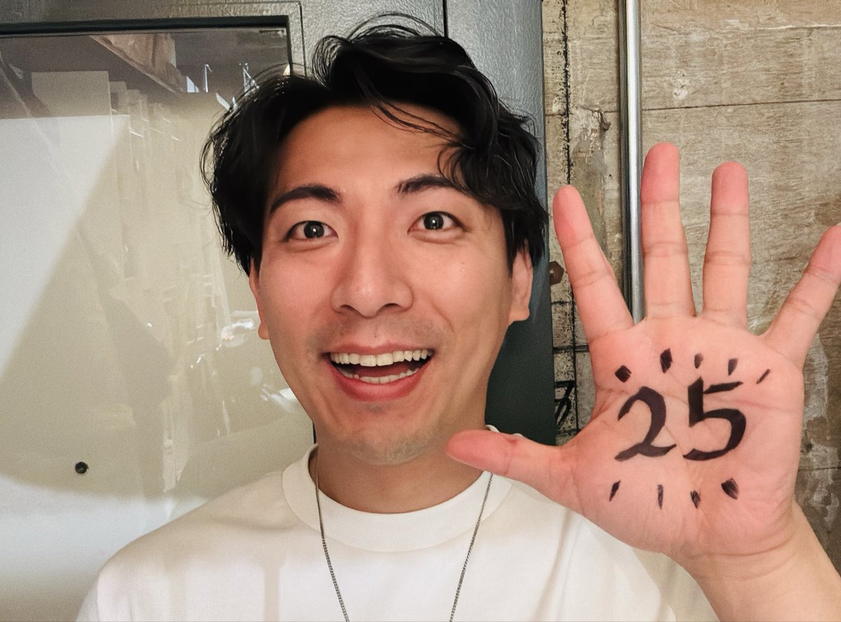 ryuchan_0910's tweet photo. デビュー25周年だって！！
応援してくださっている皆様、力を貸してくださる皆様、フォローをして下さっている皆様、"こいつはポンコツだけど正直で面白い！"と思って下さる皆様に、感謝です。
どうかこれからも、上山竜治をよろしくお願いします🙇‍♂️
#Followme #25th https://t.co/aZ3Z7tbvLB