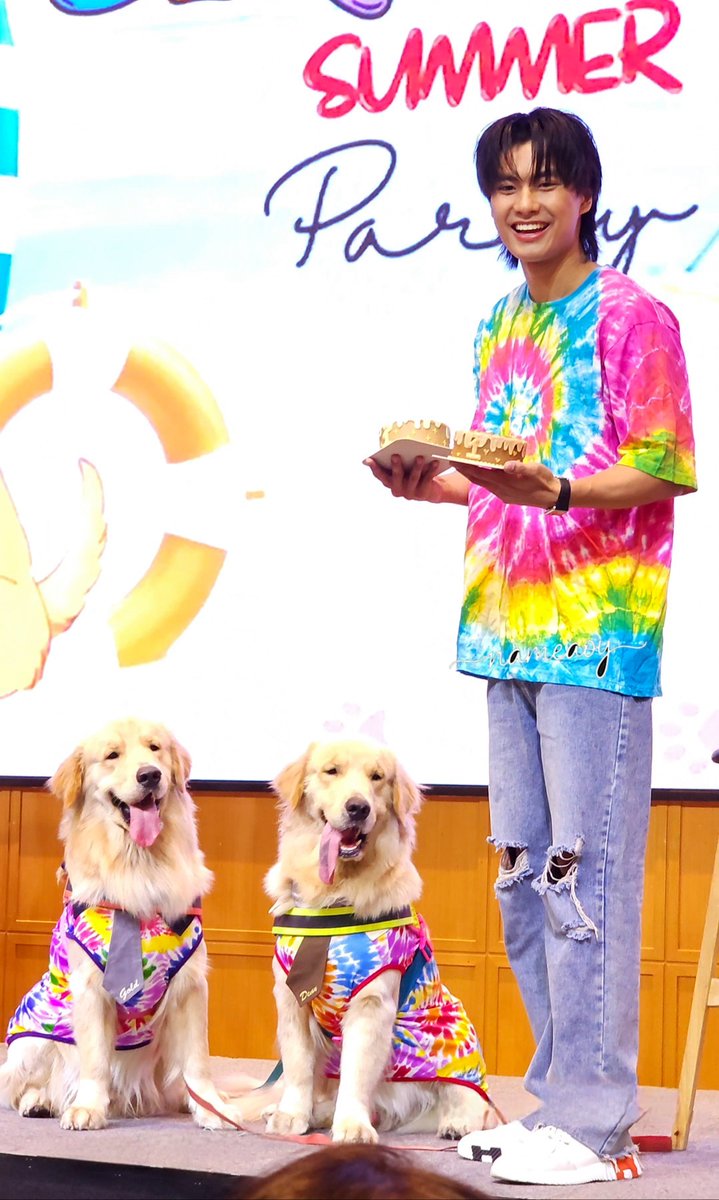 name_aoy_'s tweet photo. จะมีโอกาสได้เจอ โกล &amp; เด้น อีกไหมน๊า เจ้าแฝดตัวโตขึ้นเยอะเลยเนอะจากปีที่แล้ว 🐶🐶🐶  #ohmpawat https://t.co/e1u6YSIHRo