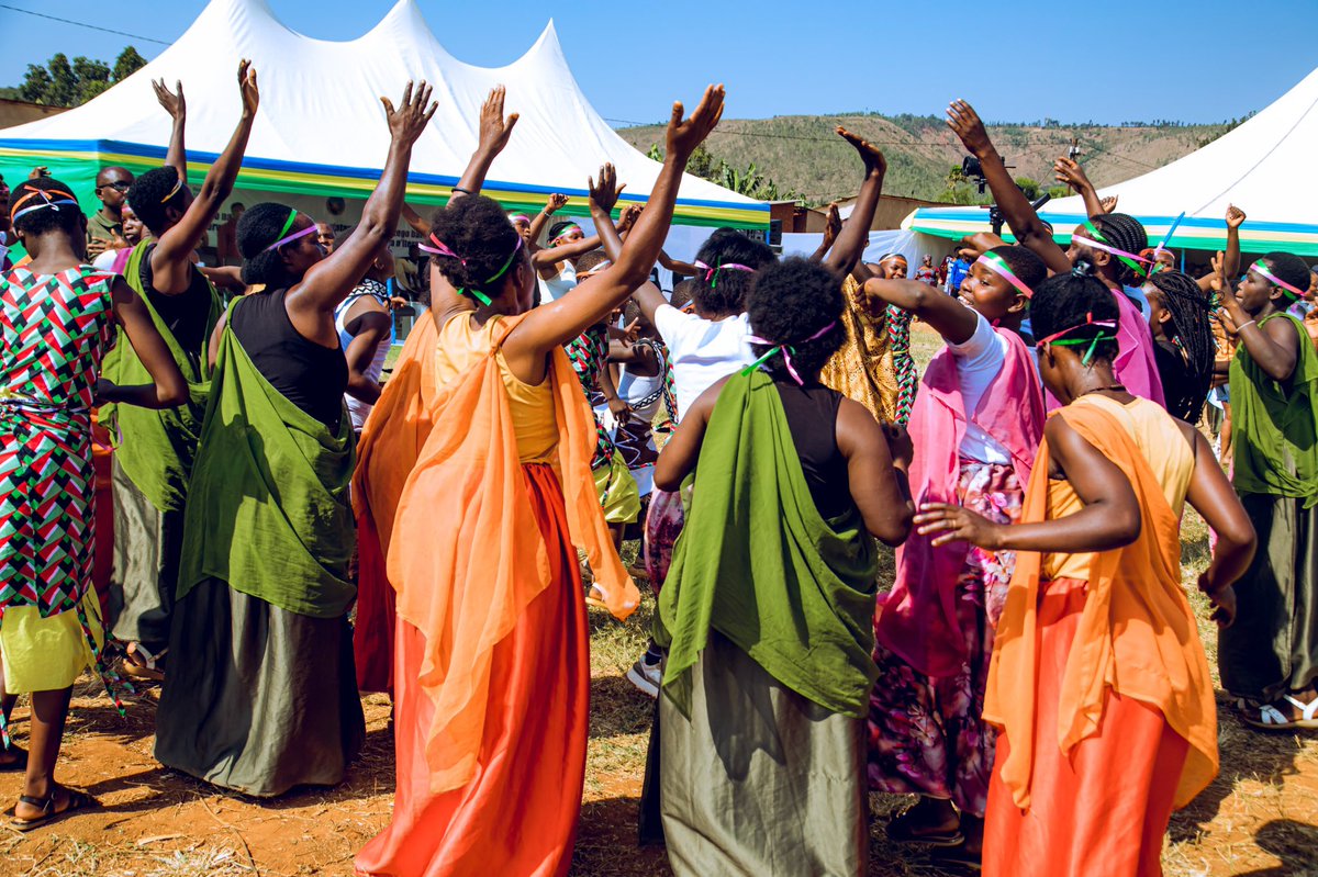 KayonzaDistrict's tweet photo. Mu Mirenge igize Akarere, hizihirijwe umunsi wo #Kwibohora32, ibirori byabereye mu Midugudu ku nsanganyamatsiko igira iti: “Kwibohora, Intambwe mu Ntego.” 

Mu Murenge wa Rwinkwavu ibirori byitabiriwe na Perezida w'Inteko Ishinga Amategeko, Umutwe w'Abadepite, @GKazarwa … https://t.co/8gjdJbRaJE