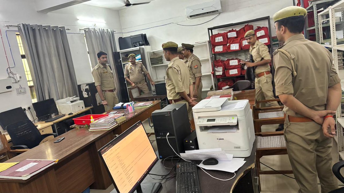 agrapolice's tweet photo. आज दिनांक 04.07.2026 को प्रभारी पुलिस उपायुक्त पश्चिमी, श्री आदित्य द्वारा सहायक पुलिस आयुक्त बाह के कार्यालय का त्रैमासिक निरीक्षण किया गया।

निरीक्षण के दौरान कार्यालय अभिलेखों, विभिन्न रजिस्टरों, लंबित प्रकरणों, साफ-सफाई एवं कार्यालय व्यवस्था का निरीक्षण किया गया तथा संबंधित को आवश्यक दिशा-निर्देश दिए गए।

#UPPolice