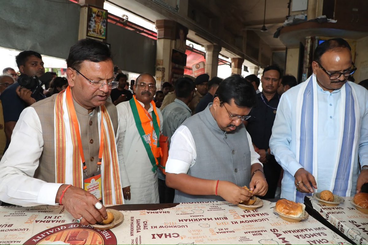 mppchaudhary's tweet photo. सांगठनिक चर्चाओं के बीच माननीय राज्यसभा सांसद व भाजपा के राष्ट्रीय अध्यक्ष श्री नितिन नबीन जी के साथ लखनऊ की मशहूर चाय और बन-मक्खन का स्वाद। 

आज भाजपा परिवार संग इस चाय का आनंद और दुगना हो गया। इस अवसर पर राष्ट्रीय महामंत्री (संगठन) श्री बी.एल. संतोष जी और उपमुख्यमंत्री श्री ब्रजेश पाठक जी भी उपस्थित रहे।

#NitinNabinInUP
#BLSantosh
#UPWITHPANKAJCHAUDHARY

@NitinNabin 
@blsanthosh 
@brajeshpathakup 
@BJP4India @BJP4UP
