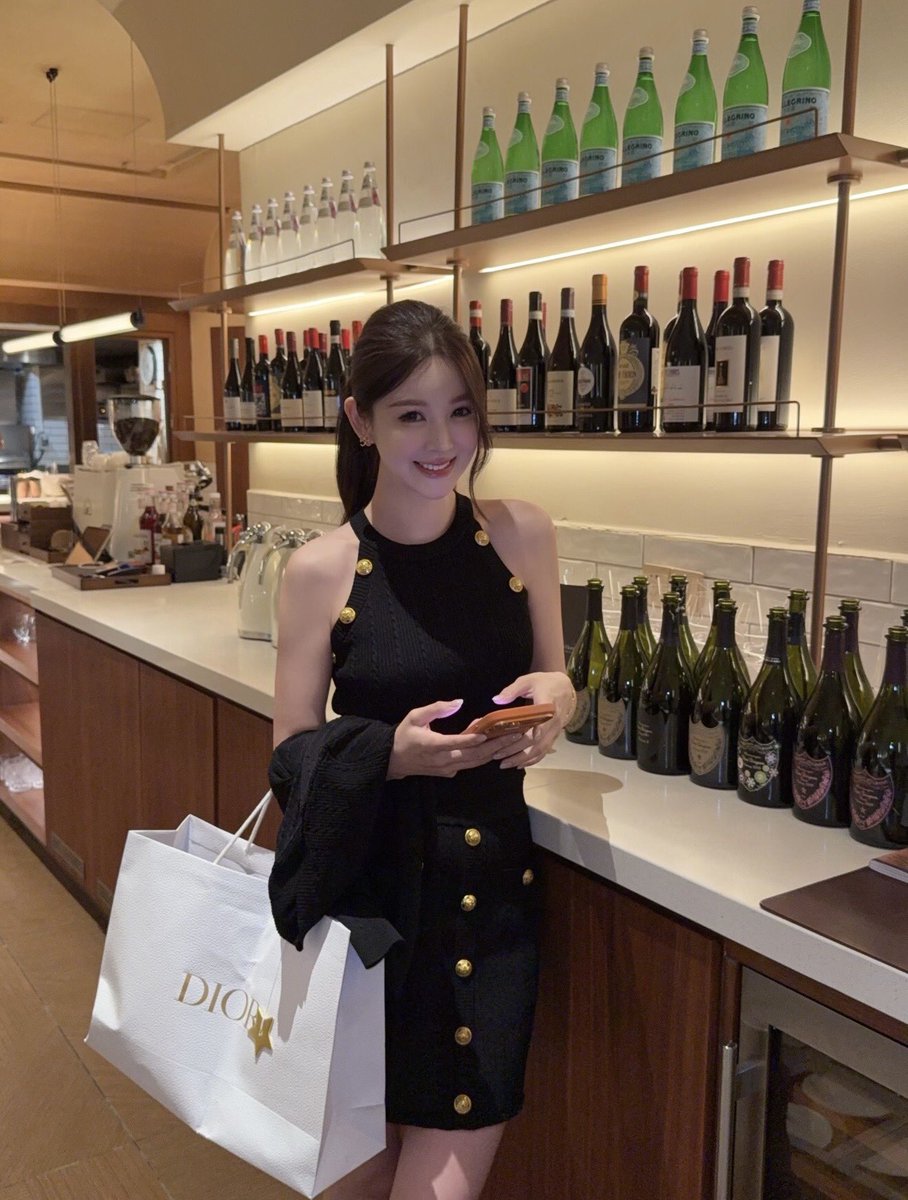 malk30437692's tweet photo. Am I more attractive or is the drink behind me more attractive? https://t.co/03FRjumxA3