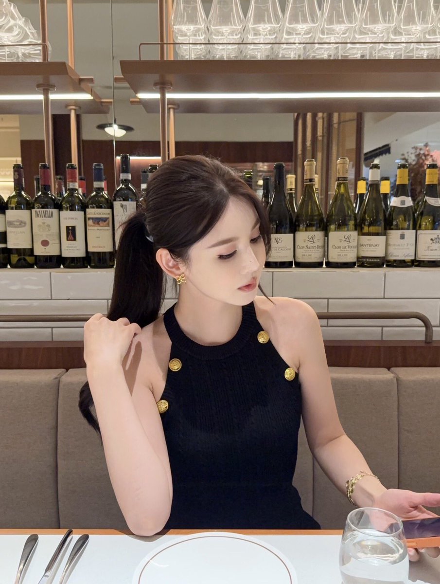 malk30437692's tweet photo. Am I more attractive or is the drink behind me more attractive? https://t.co/03FRjumxA3