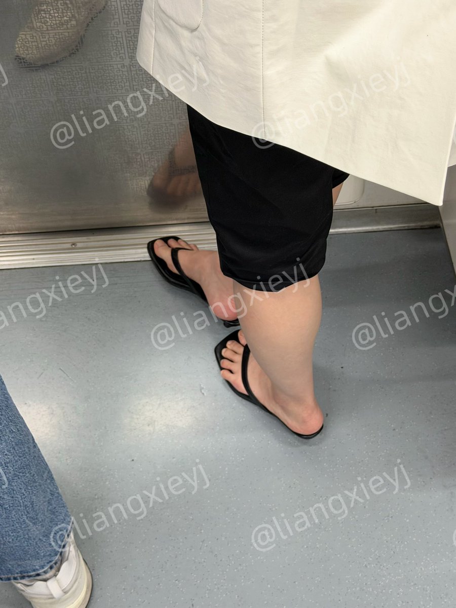 liangxieyj's tweet photo. 人字拖小高跟百看不厌，美女的顶级美脚轻松驾驭，性感洒脱，而且穿搭营造出的氛围感让脚丫子很吸睛 https://t.co/F5xK6WjdLV